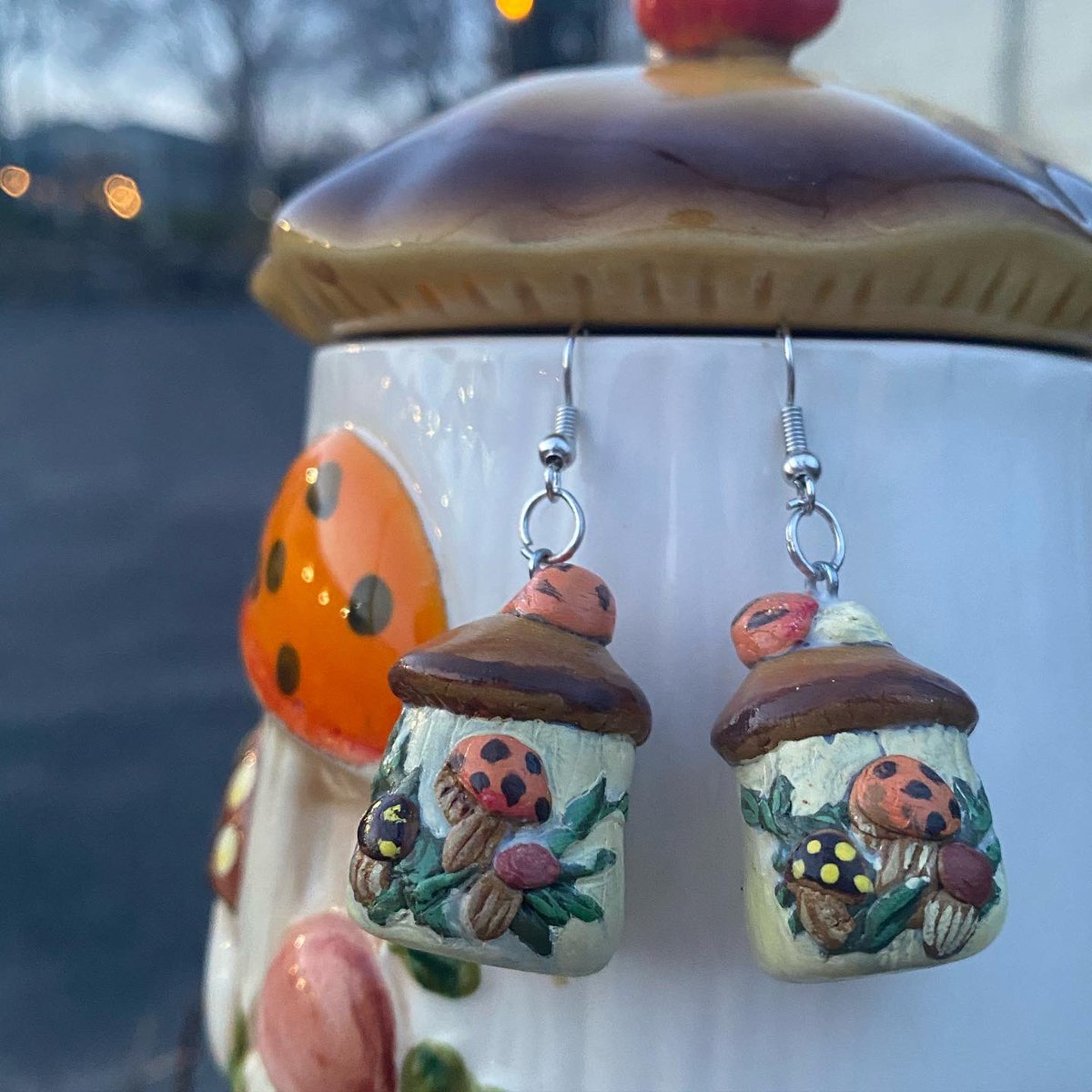 logananhorn's tweet image. Mini Merry Mushrooms inspired of course by the vintage Sear’s Merry Mushroom ceramics &amp;amp; housewares collection ✨ 🌱 

Handmade by me with polymer clay, acrylic paint, &amp;amp; Mod Podge 🧡

customizedbylogan.squarespace.com/shop