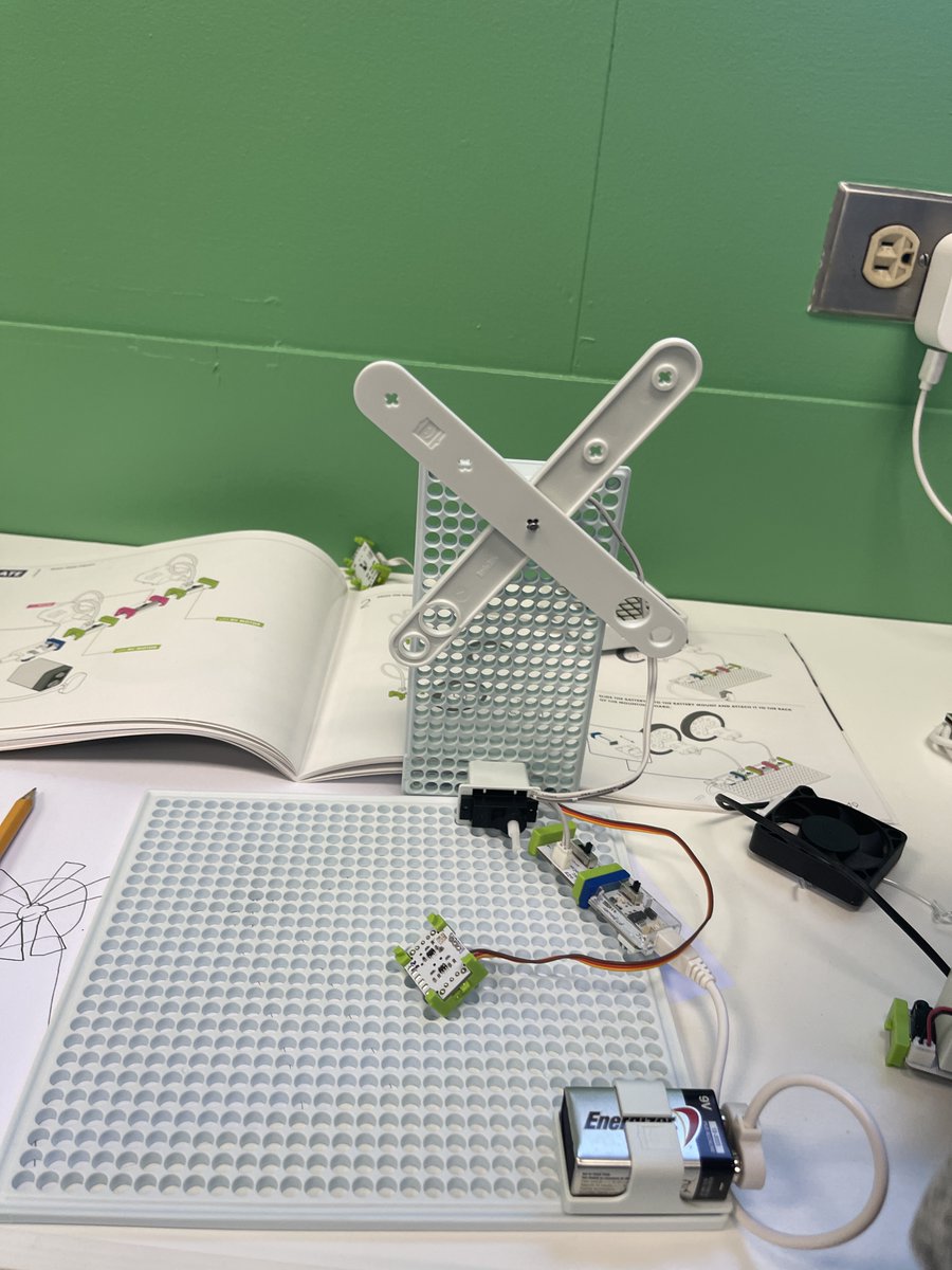 CeresUSD's tweet photo. A 5th-grade class at @WWhite_stars demonstrated collaboration, creativity, problem-solving, and speaking skills as they used #MakerKits to build mills, then reported on how their creations might have impacted colonial life! #StarsShineBright #CeresEdTech #CeresLearns https://t.co/SOL7FLkNfu