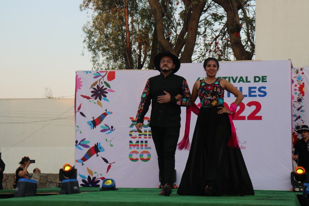 Con elegancia y todo el talento mexicano realizamos la 𝗚𝗿𝗮𝗻 𝗣𝗮𝘀𝗮𝗿𝗲𝗹𝗮✨ del 𝟰° 𝗙𝗲𝘀𝘁𝗶𝘃𝗮𝗹 𝗱𝗲 𝗧𝗲𝘅𝘁𝗶𝗹𝗲𝘀. 

En donde las y los diseñadores, de distintos estados del país, revalorizaron las prendas tradicionales con profundas raíces en nuestra historia.