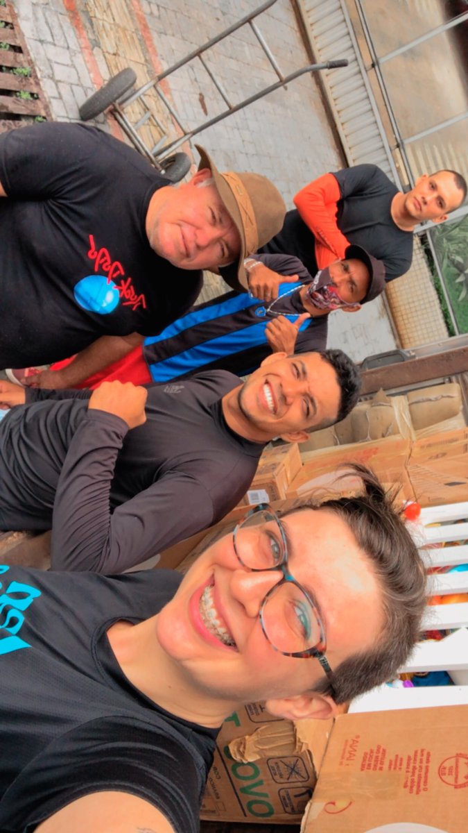 TamiChagas's tweet image. E a equipe que transportou a mudança da minha cliente hoje... 
As gay lotaram o Direct por causa dos cafuçu.
#nãojulgo😌