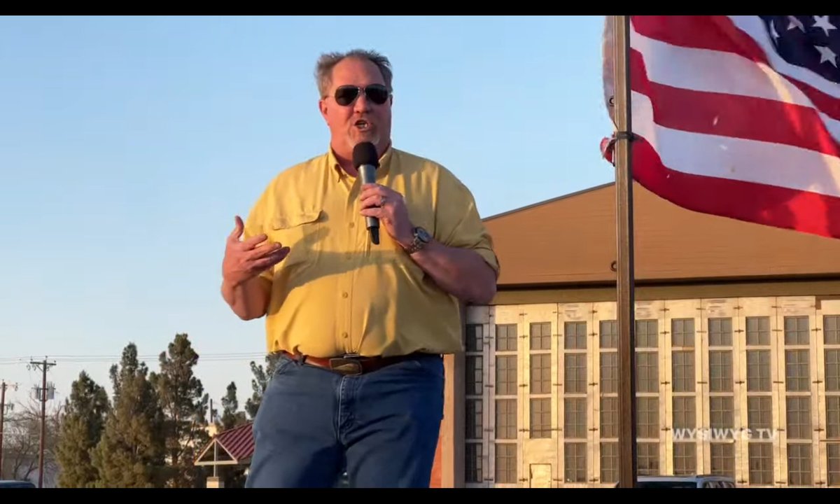 ddkorosi's tweet photo. mayor Shannon Thomason , thanks for supporting freedom .  dropped emergency power after following convoy . #bigspringTX #the PeoplesConvoy https://t.co/ZTfbkLc8r2