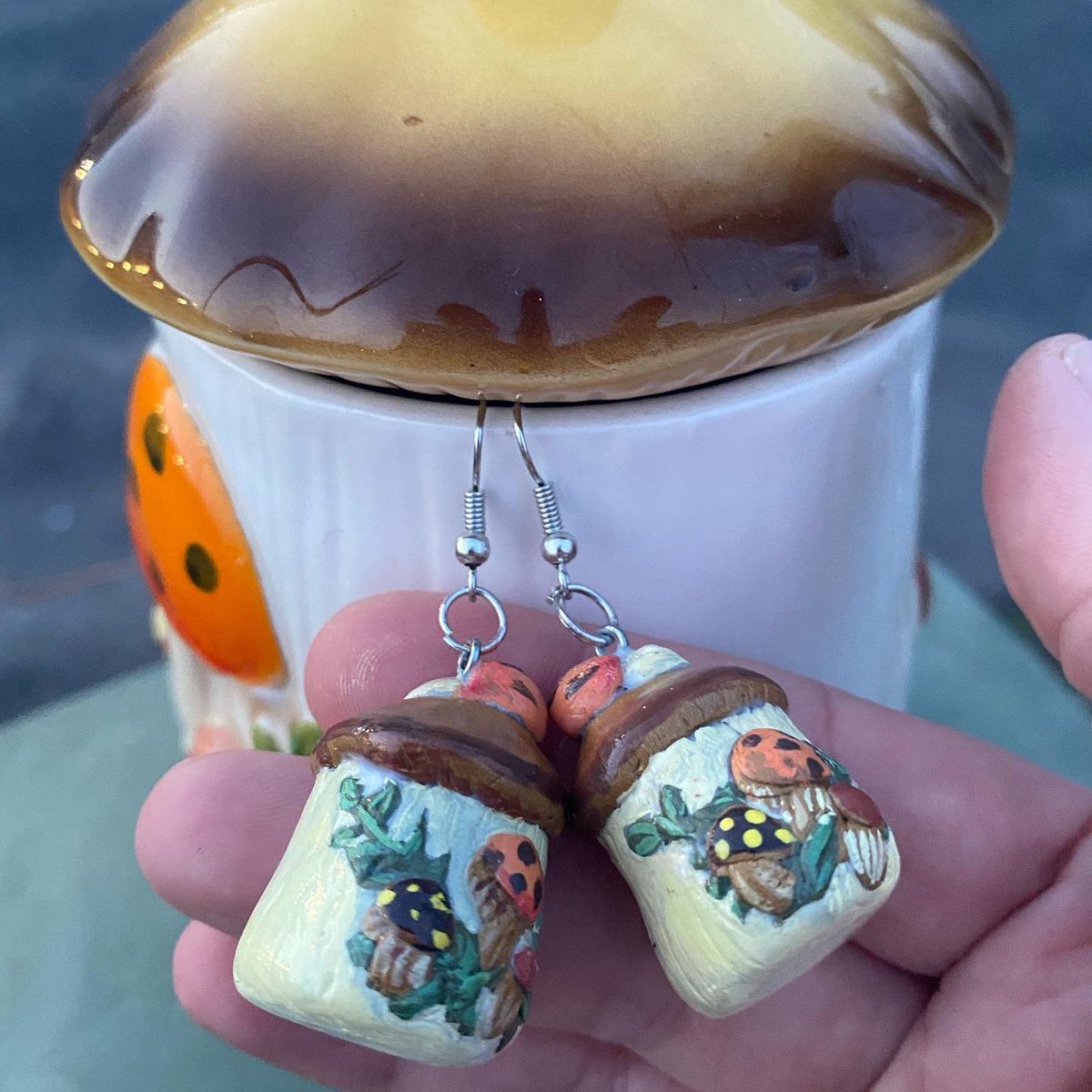 LoganCustomized's tweet image. Mini Merry Mushroom earrings inspired of course by the vintage Sear’s Merry Mushroom ceramics &amp;amp; housewares collection ✨ 🌱 

Handmade by me with polymer clay, acrylic paint, &amp;amp; Mod Podge 🧡

customizedbylogan.squarespace.com/shop