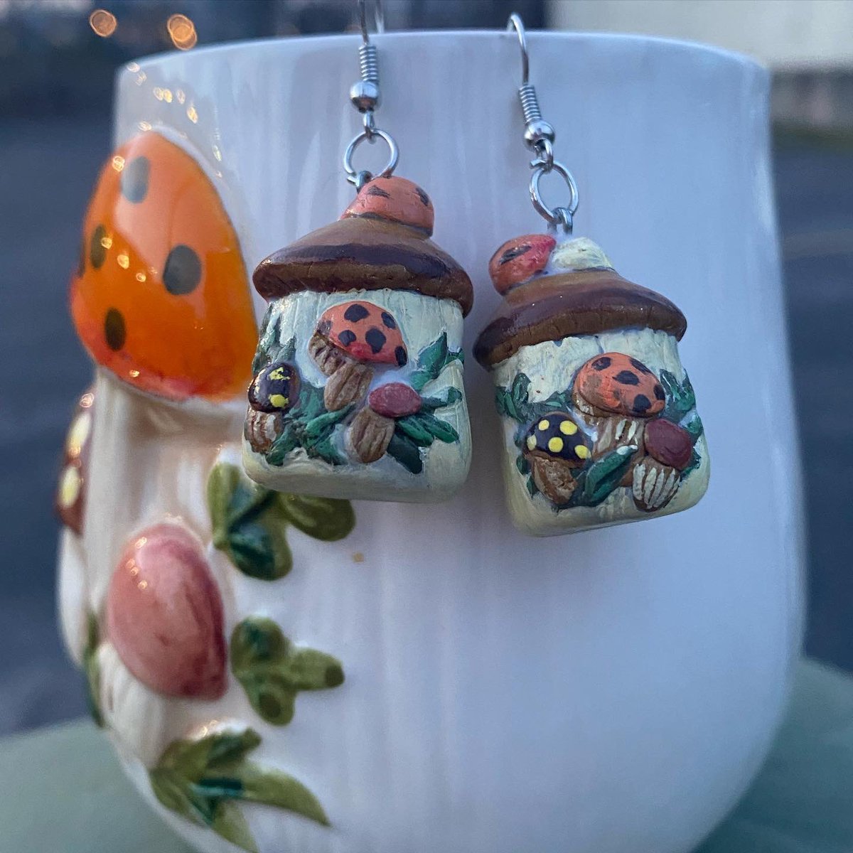 LoganCustomized's tweet image. Mini Merry Mushroom earrings inspired of course by the vintage Sear’s Merry Mushroom ceramics &amp;amp; housewares collection ✨ 🌱 

Handmade by me with polymer clay, acrylic paint, &amp;amp; Mod Podge 🧡

customizedbylogan.squarespace.com/shop