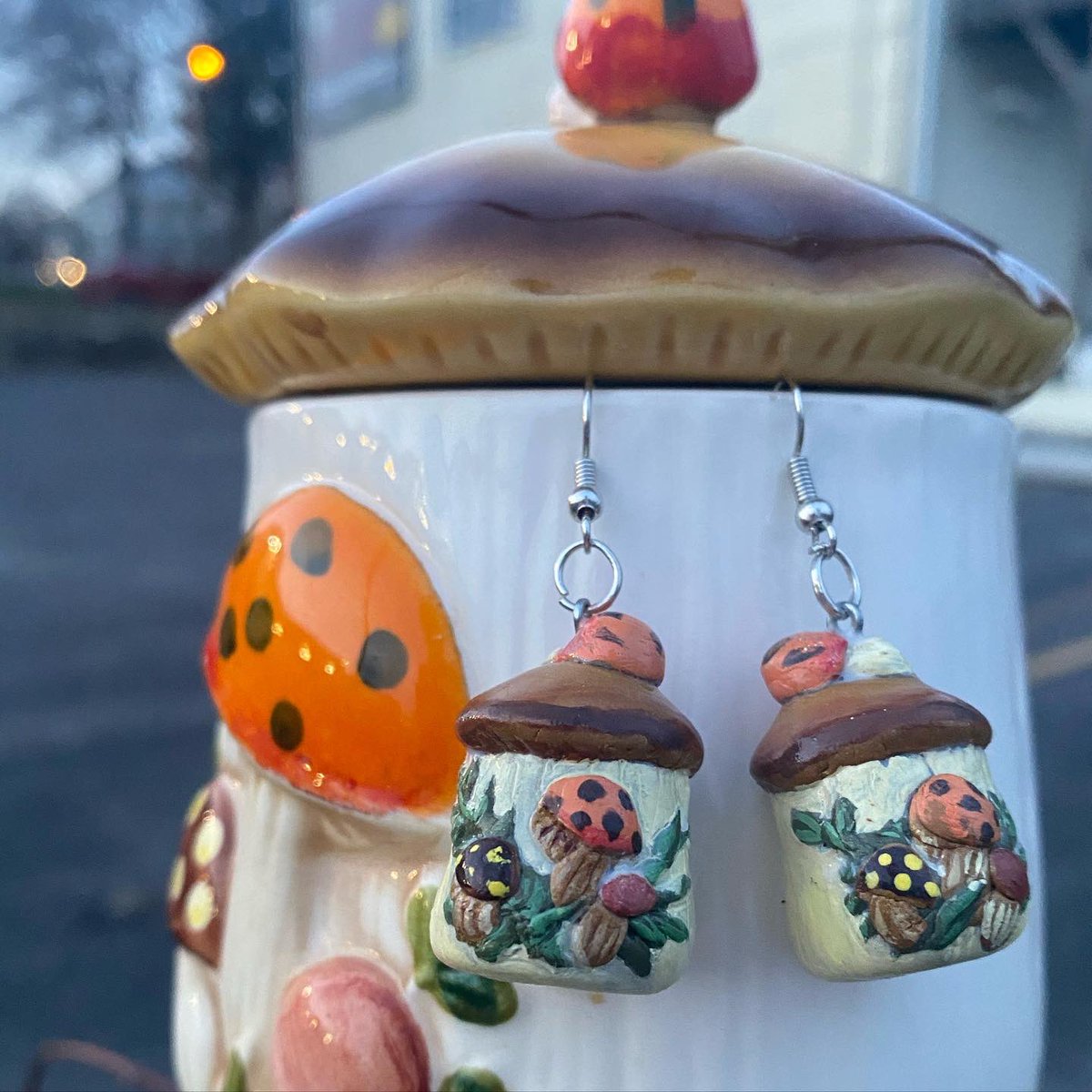 LoganCustomized's tweet image. Mini Merry Mushroom earrings inspired of course by the vintage Sear’s Merry Mushroom ceramics &amp;amp; housewares collection ✨ 🌱 

Handmade by me with polymer clay, acrylic paint, &amp;amp; Mod Podge 🧡

customizedbylogan.squarespace.com/shop