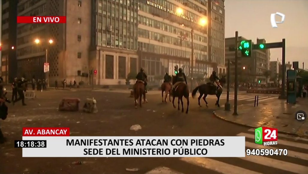 StephaniaLoarte's tweet photo. Es terrible que tengan que salir con animales indefensos , ellos no tienen la culpa de la situación.
#VacanciaPresidencialYa #ULTIMOMINUTO https://t.co/ZYMTADwXbC