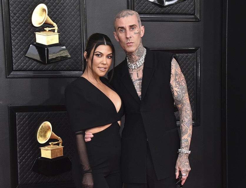 TodayChismes's tweet photo. Rumores aseguran que Kourtney Kardashian y Travis Barker se casaron en Las Vegas 👰‍♀❤️🤵‍♂

AQUÍ todos los detalles 👉 https://t.co/1SrJWX64z4 

#wedding #KourtneyKardashian #TravisBarker #Corinthians 
#Pantanal #wonwoo #PL2630Nao https://t.co/mZ51FKrhQ1