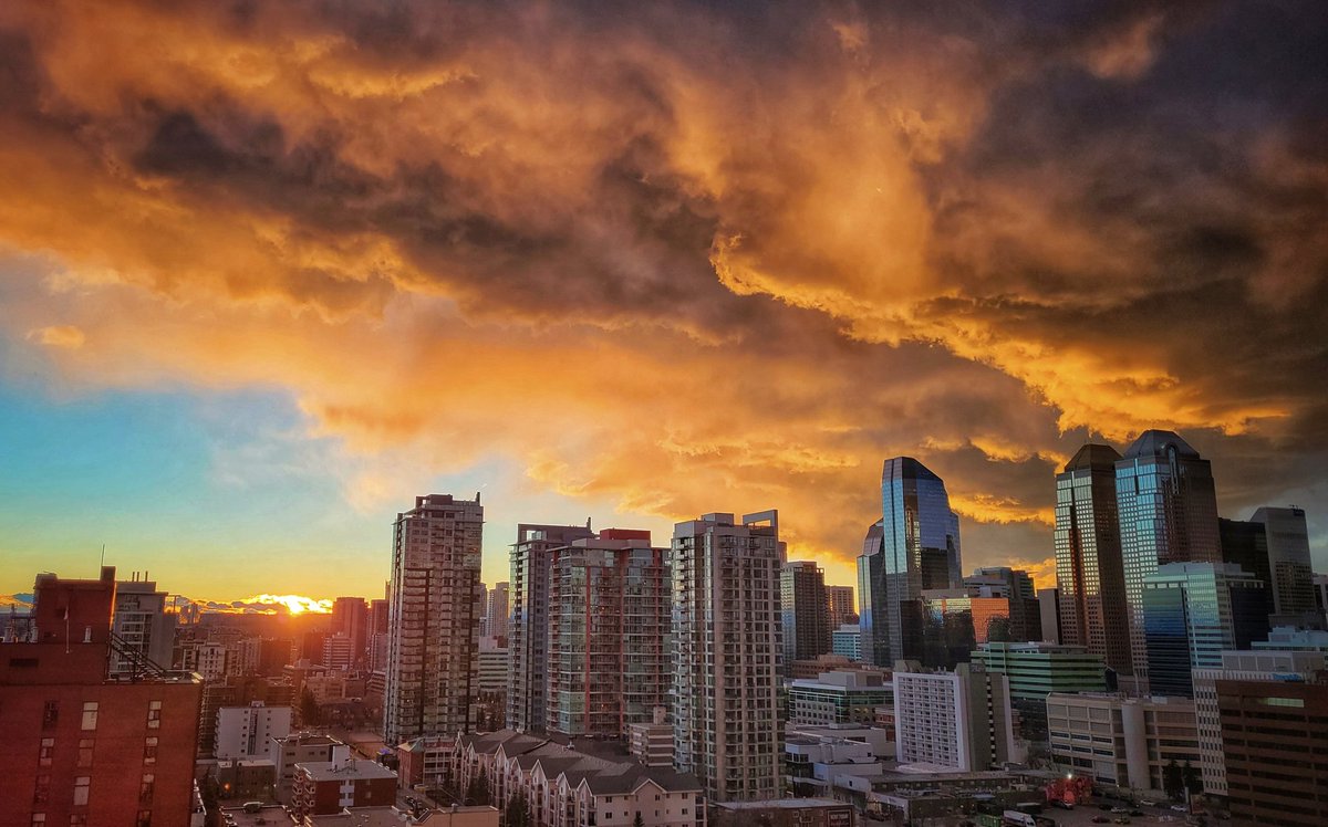 BadWeatherKyle's tweet photo. Another BANGER of a sunset in Calgary! #yyc https://t.co/4FddvQBmHL