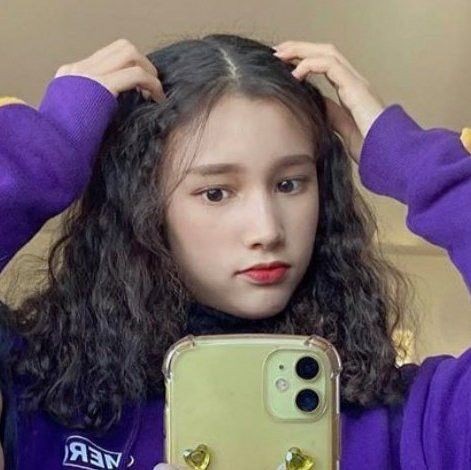 hyubalooks's tweet photo. predebut bahiyyih with brown curly hair ‹𝟹 https://t.co/dht1gjgQex