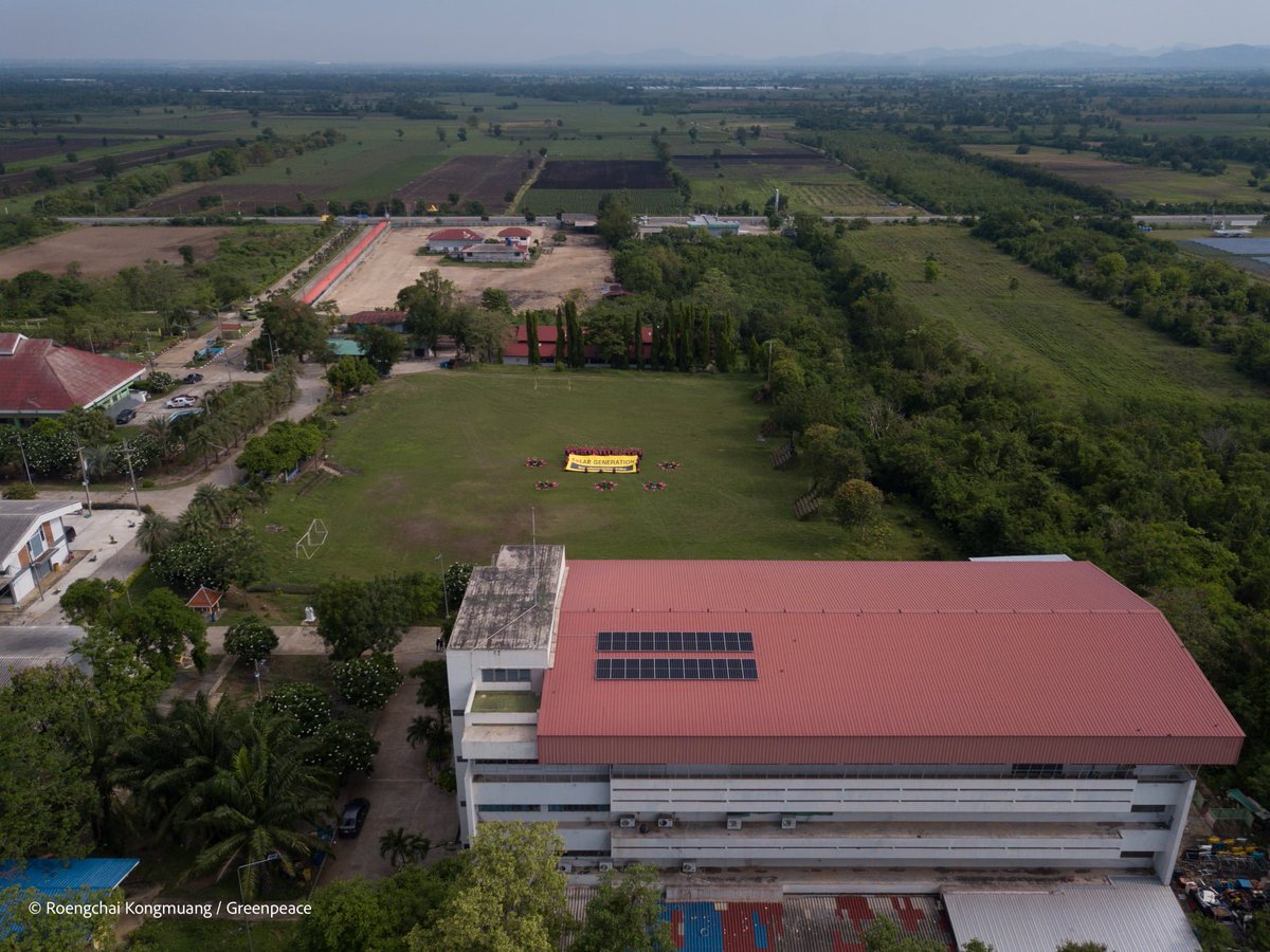 Greenpeace's tweet photo. ☀️ Another solar school was launched in Khok Samrong Technical College in Lopburi province, Thailand, on 29 March 2022.☀️

#กองทุนแสงอาทิตย์ #พลังงานแสงอาทิตย์เพื่อทุกคน #SolarEnergyForAll #SolarGeneration

📷: Roengchai Komuang / Greenpeace Thailand https://t.co/UXsAMaEGTV