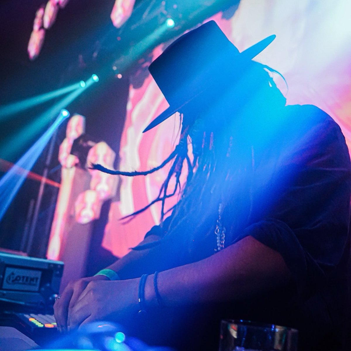 😮 OH MY! 😮
<a href="/Oomah_/">Oomah</a> is bringing his experimental psychedelic bass to Bourbon on Division when he opens up for <a href="/evanoffmusic/">Evanoff.eth</a> on April 14th! 

Prepare to be taken out of this world &amp; grab your tix now!🛸
🎟: bit.ly/3L4RSsP

📸(2): <a href="/CarmenHousecat/">Carmen Housecat</a>