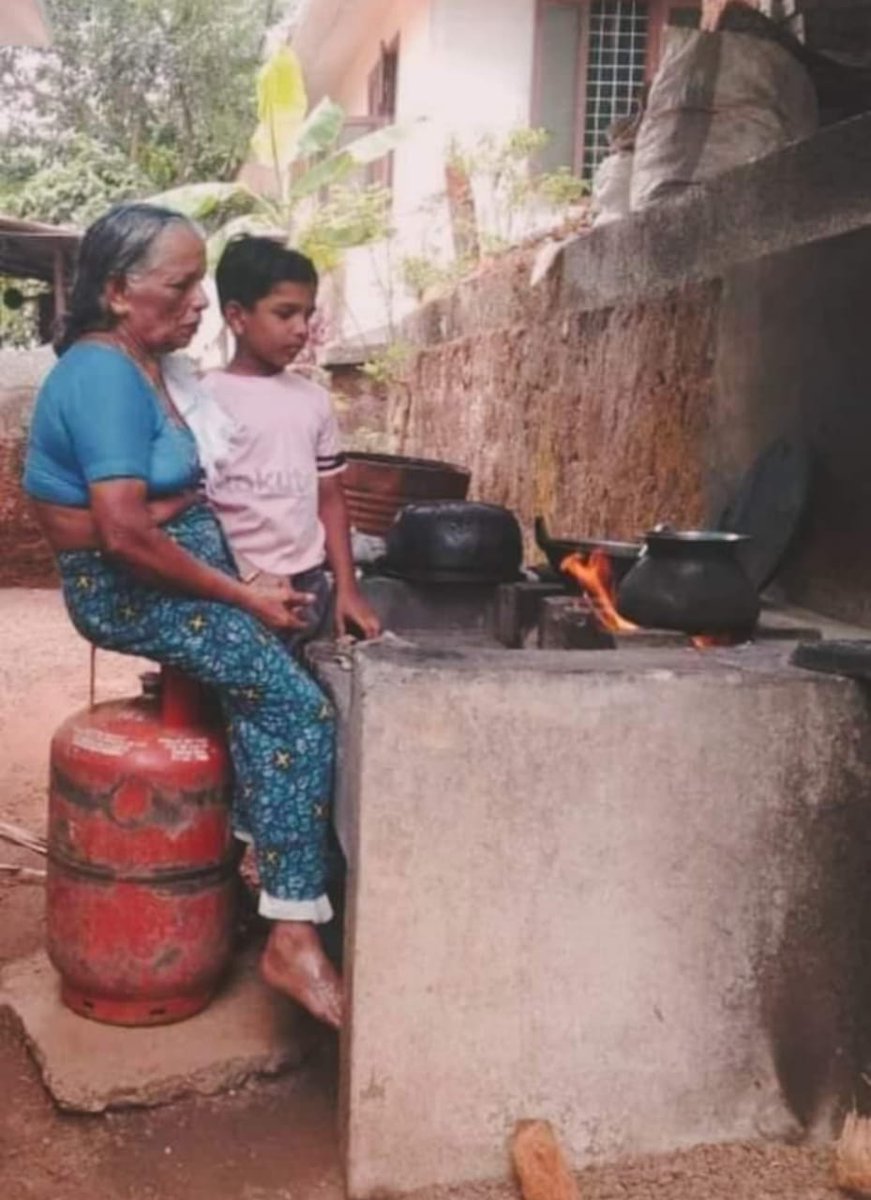 vemulamaraiah2's tweet photo. సామాన్యునికి భారమైన కేంద్ర  బిజెపి పాలన ఈ యొక్క ఫోటో చాలు వారి   అనుచిత నిర్ణయాల వల్ల ప్రజలు పడుతున్న ఇబ్బందులు కు నిదర్శనం-TRSKV https://t.co/FFdVqtsQla