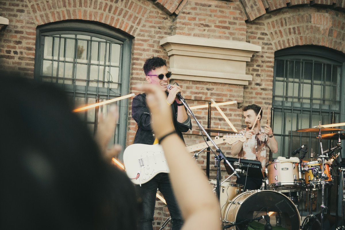 rayobanda_'s tweet photo. Hace una semana fue nuestro primer show pospandemico en CABA después de tanto tiempo. Una hermosura volver a encontrarnos así con tremenda tarde al sol, volver a tocar nuestras canciones de siempre y mostrarles un poco del nuevo Rayo que se gestó este último tiempo🔥 https://t.co/ggc29HW3hv