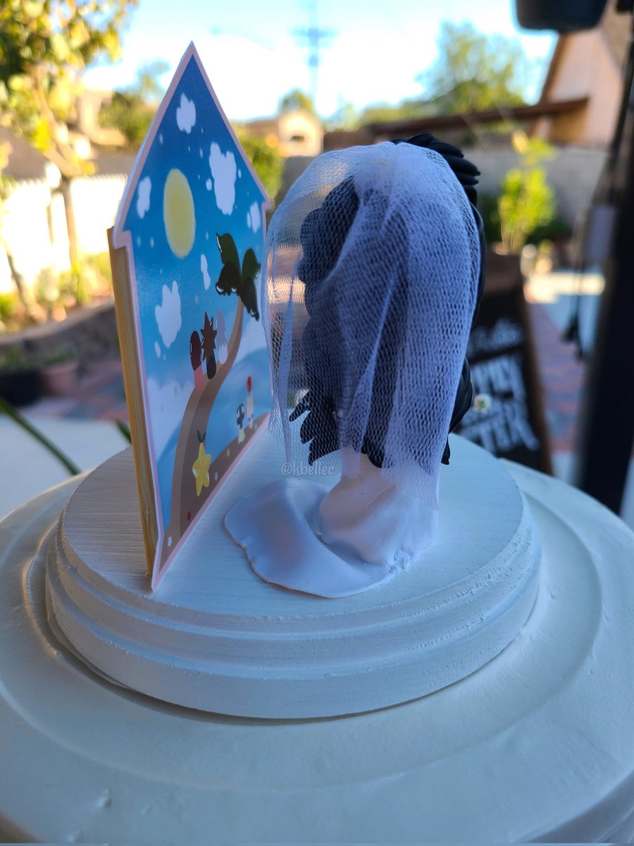 KBelleC's tweet photo. [Thread] This project was so dear to my heart. My younger sister asked me to make the cake toppers for her wedding and I was thrilled! I was also a bit nauseated, because I was in my second trimester 😅. (1/) https://t.co/LXh8GV3FVZ