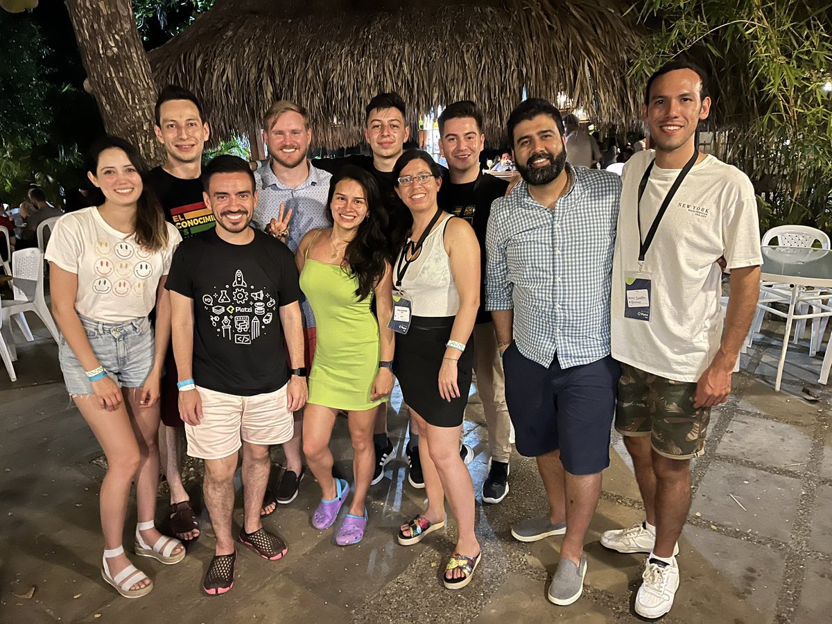 In this photo: 
7 languages 
5 nationalities 
This is <a href="/platzi/">Platzi</a> 💚
This is #VillaPlatzi 
<a href="/PlatziAcademy/">Platzi English Academy</a>