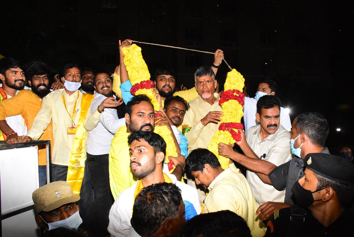 _sainagarjuna_'s tweet photo. తెలుగుదేశం పార్టీ 40వ ఆవిర్భావ దినోత్సవ వేడుకలకు హాజరైన తెలుగుదేశం పార్టీ జాతీయ అధ్యక్షులు శ్రీ నారా చంద్రబాబు నాయుడు గారిని గజమాలతో సత్కరించిన “తెలుగు యువత”
#40YearsOfTDP #40YearsOfTeluguDesam #TeluguYuvatha #TDPTwitter https://t.co/jqEODz7evd