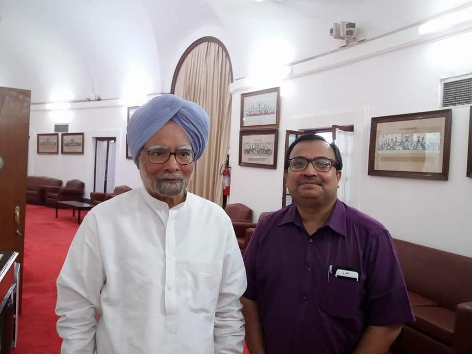 2012, MP শপথের ছবিতে তিনি। 2018, অবসরের মুহূর্তেও তিনি।
পরমশ্রদ্ধেয় ডঃ মনমোহন সিং।
যে বা যাঁরা তাঁর মৃত্যুসংবাদ ছড়ালেন, আগ বাড়িয়ে শোক জানালেন, সেই দায়িত্বজ্ঞানহীনদের ধিক্কার জানাই। দুঃখপ্রকাশ করুন তাঁরা। 
ডঃ সিং ভালো থাকুন, সুস্থ থাকুন।