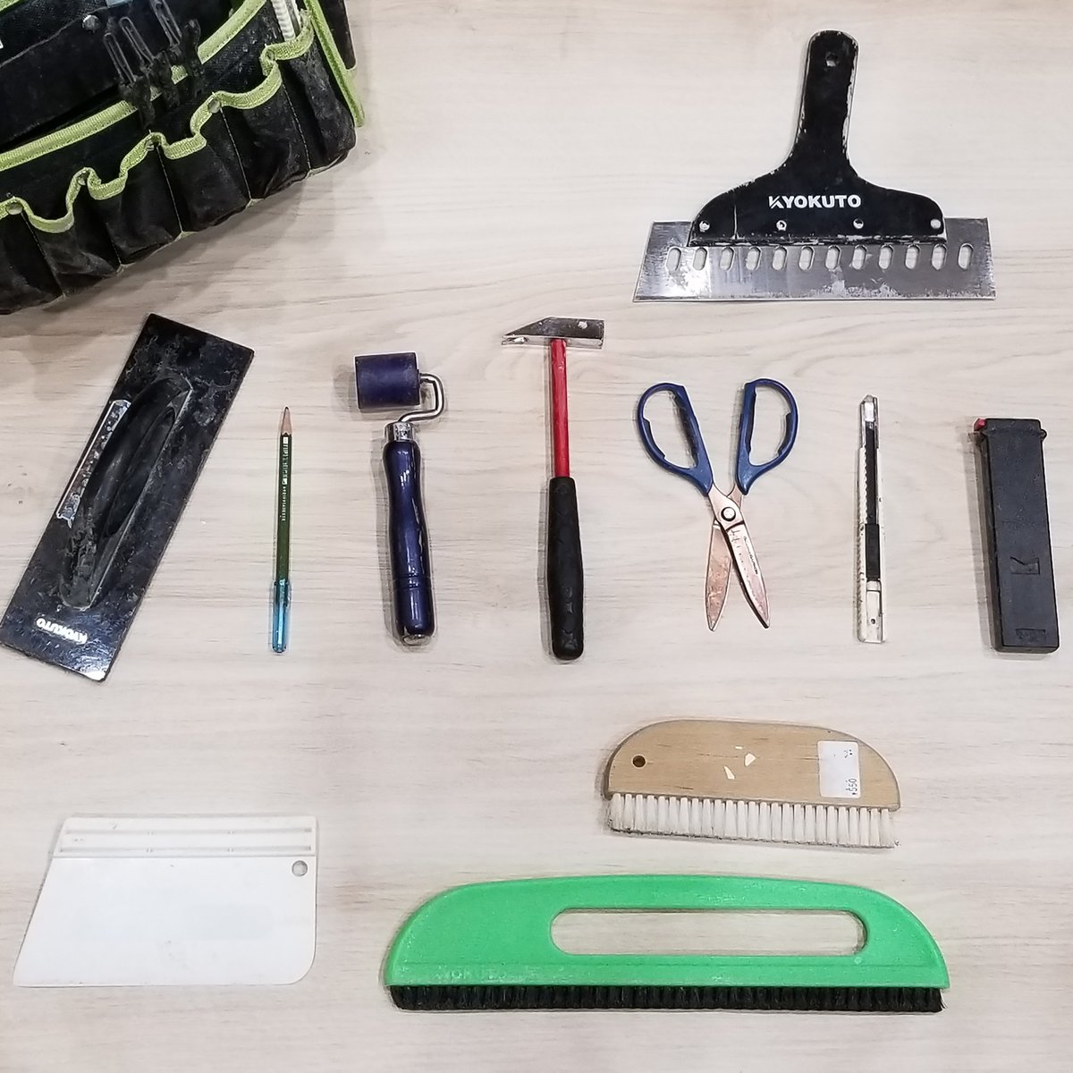 kanai_kanapa's tweet photo. #金井大道具 #経師 #表装 #紙貼り #職人 #仕事道具 #craftsman #theater #stagesetup #kanai #sceneshop #tokyo #japan https://t.co/0XaZB3SLJf