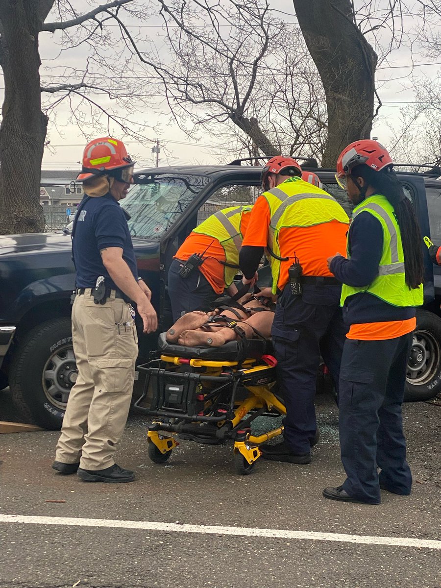 StratfordEMS1's tweet photo. Today our EMT students got to work with our colleagues at Stratford FD to practice vehicle extrication and patient movement in this experiential training exercise followed by a case study lecture focused on scene control and EMS Command. #svemsa #sems #stratfordems #semstec #SFD https://t.co/5DOBduUKar