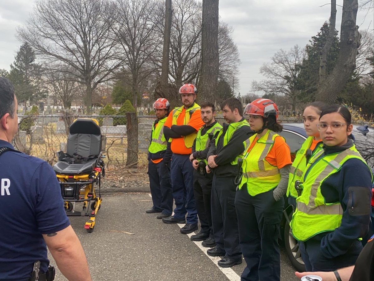 StratfordEMS1's tweet photo. Today our EMT students got to work with our colleagues at Stratford FD to practice vehicle extrication and patient movement in this experiential training exercise followed by a case study lecture focused on scene control and EMS Command. #svemsa #sems #stratfordems #semstec #SFD https://t.co/5DOBduUKar