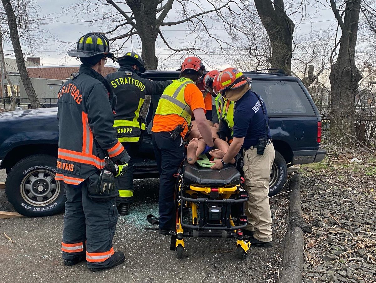 StratfordEMS1's tweet photo. Today our EMT students got to work with our colleagues at Stratford FD to practice vehicle extrication and patient movement in this experiential training exercise followed by a case study lecture focused on scene control and EMS Command. #svemsa #sems #stratfordems #semstec #SFD https://t.co/5DOBduUKar