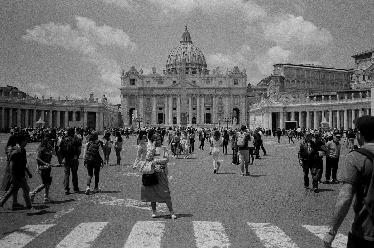 sam_doughy's tweet photo. Tourists, parts of Europe, 2019. More https://t.co/WQ8PPikVvd. #film #leica #kodak #ilford #nftphotography #nftartist #blackandwhite https://t.co/hgKmWUxVYo