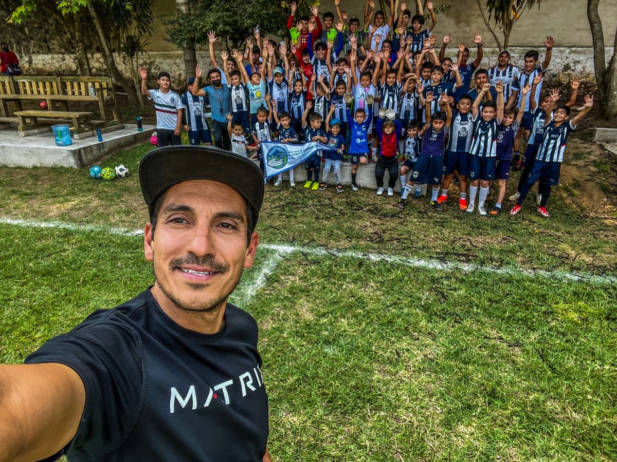 🏃🏻🇲🇽#SuperHumanPorMéxico completa la etapa 80 en el Pueblo Mágico de Coatepec, #Veracruz, “capital del café y las orquídeas”.
El ultra maratonista <a href="/DanielAlmanzaG/">Daniel Almanza</a> convivió con jóvenes que lo recibieron en este hermoso destino. 
¡Sigue su ruta y acompáñalo! superhuman.mx