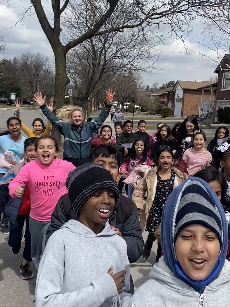 ret1974's tweet photo. And the @MasseyStreet_PS #2KLoop begins again! #gettingactive #buildingendurance #alltogetheragain #freshair #outdoorfun #increasingBDNF @PeelSchools @Bunmiomiyale @hpe4pdsb https://t.co/qWVUsYnnyw