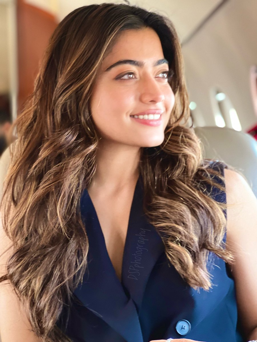 OnlyRashmika's tweet photo. Make you and your surroundings happy always..#smile #enjoylife #worksmart #roshlove #RashmikaJoinsThalapathy66 #RashmikaMandanna @iamRashmika https://t.co/ZCQPf6pt50