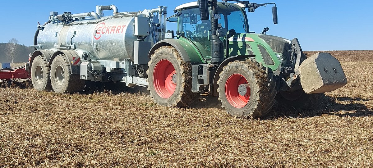 profiMagazin's tweet image. Abgelichtet ist ein #Fendt 718 mit #Eckart Fass.