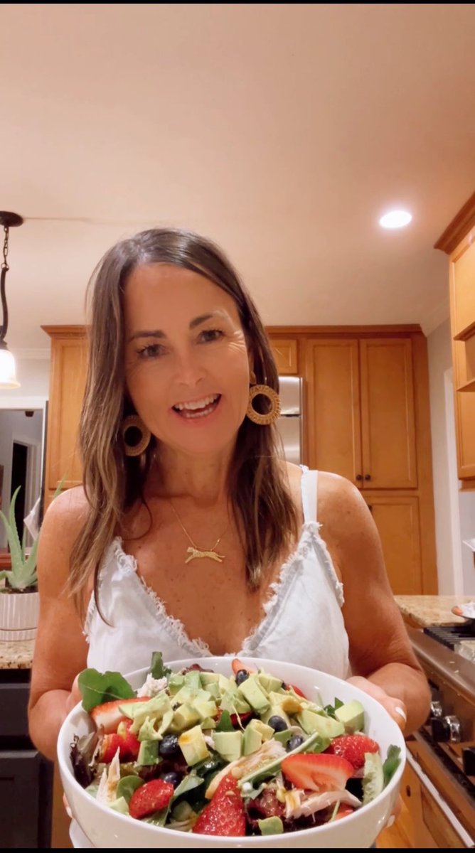 cookingfitchic's tweet photo. Beat the Bloat … loaded with plants, rotisserie chicken and drizzled with an olive oil + balsamic + honey + fresh basil dressing, this salad will be a WIN with your waistline &amp; your family!
#buildastrongyou #gutcheck #50 #kissthechef #weightloss #mom #summertime #asthmalife https://t.co/gJve3mhNqi