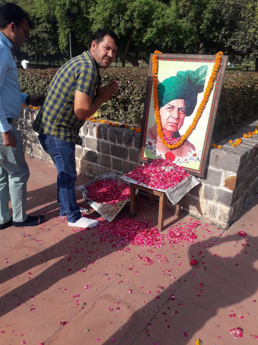 GuliaSarv's tweet photo. हरियाणा निर्माता, भारत के पूर्व उपप्रधान���ंत्री, हरियाणा के पूर्व मुख्यमंत्री युग पुरुष, किसान गरीब और कमेरों के मसिहा,जगत ताऊ , हमारे आदर्श जननायक चौधरी देवीलाल जी की पुण्यतिथि पर उन्हें भावपूर्ण श्रद्धांजलि
जननायक ताऊ देवीलाल अमर रहे।💐💐🙏🙏 https://t.co/2QvbxPZc3o