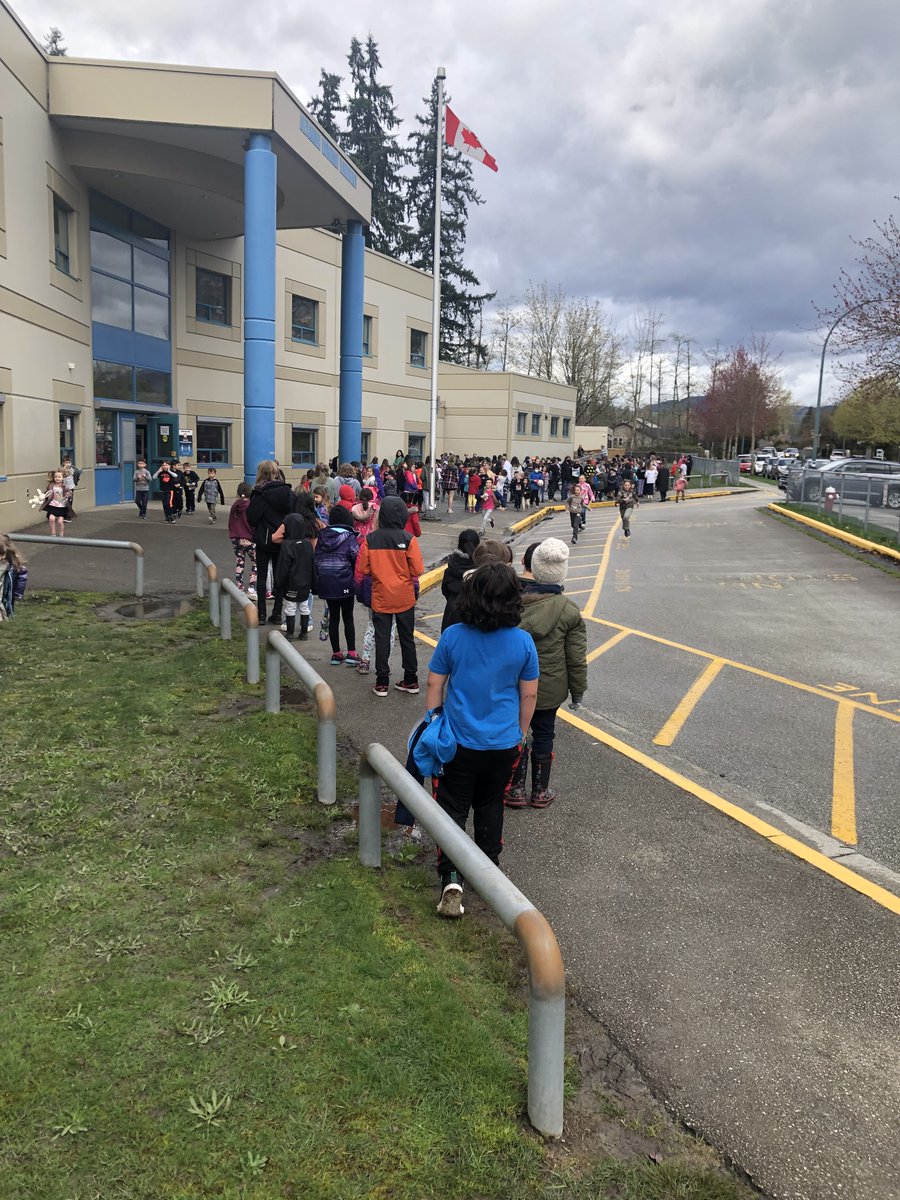AlexRDragons's tweet photo. Congratulations on the freezie sale today for the Make-a-Wish foundation.  That's an astonishing line and it got longer after this.  Thanks Mrs. Murphy! https://t.co/MCaBzpVHy7
