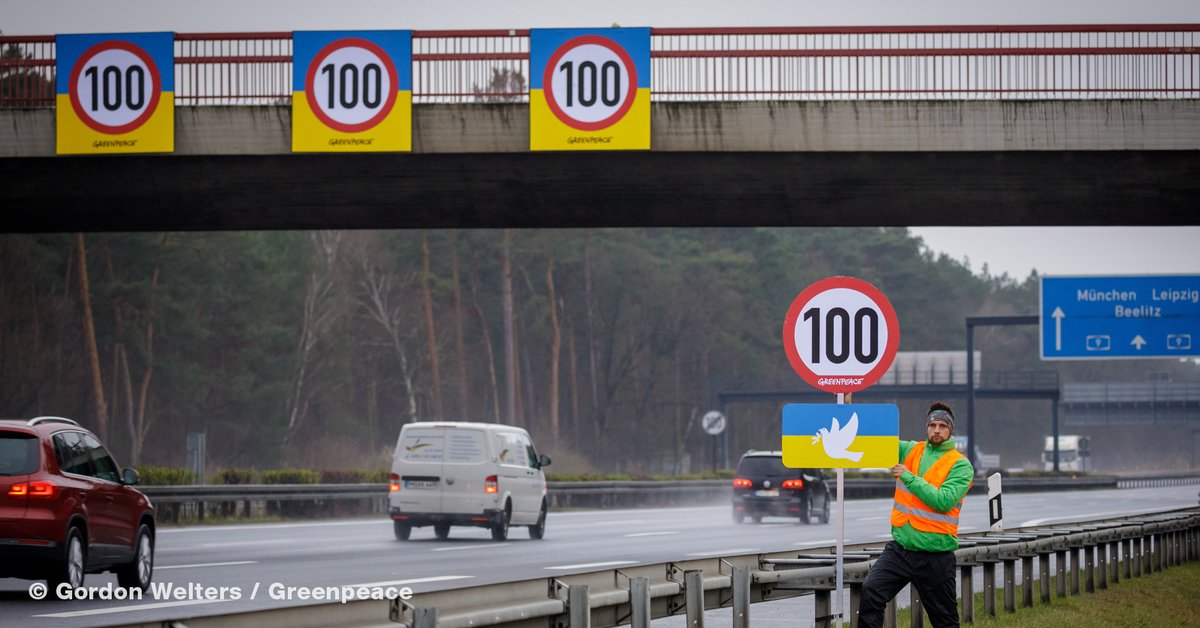 Greenpeace e.V. (@greenpeace_de) on Twitter photo +++HEUTE+++ Greenpeace Aktivist:innen demonstrieren an der A9 für ein befristetes #Tempolimit, um die Abhängigkeit von russischen Ölimporten zu senken. Jeder Liter Öl spült Geld in Putins Kriegskasse. +++HEUTE+++ Greenpeace Aktivist:innen demonstrieren an der A9 für ein befristetes #Tempolimit, um die Abhängigkeit von russischen Ölimporten zu senken. Jeder Liter Öl spült Geld in Putins Kriegskasse.