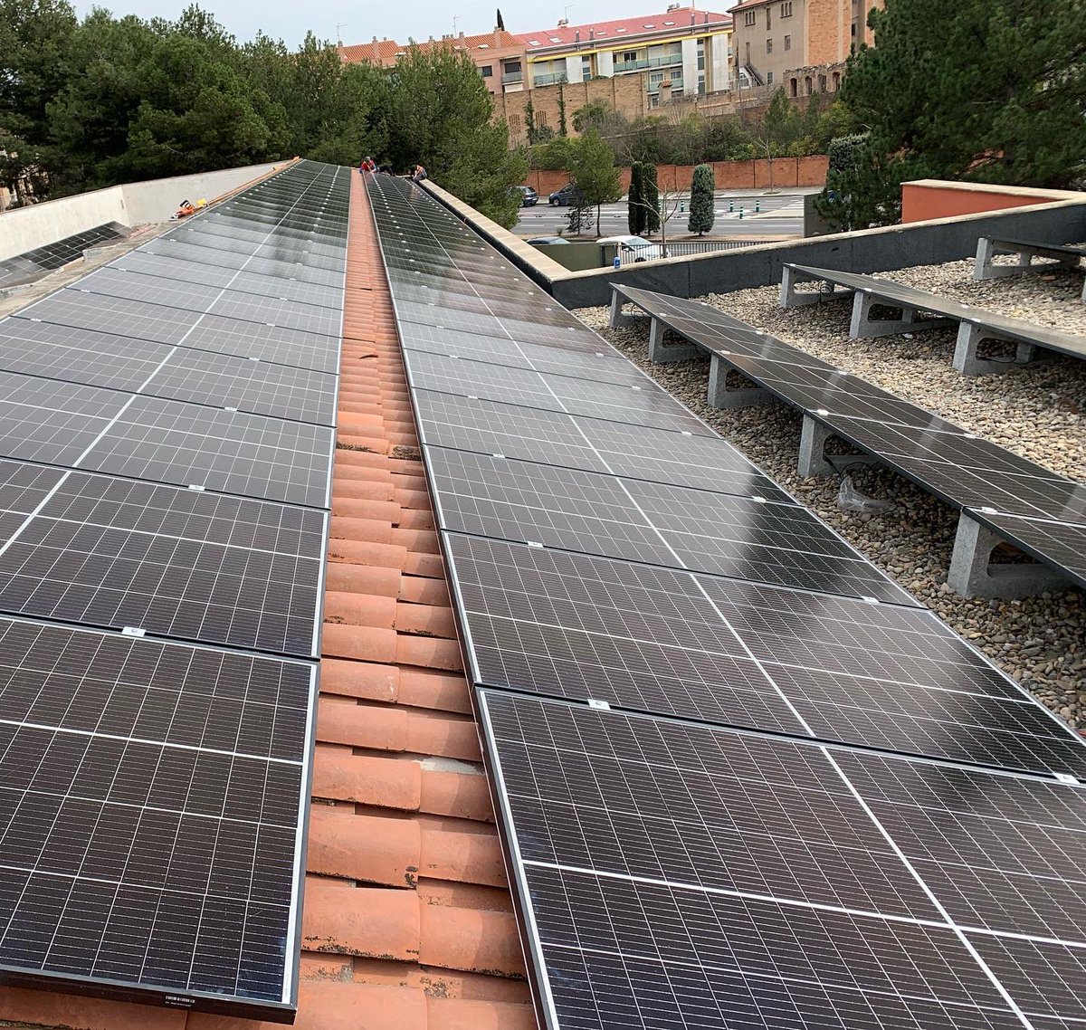 BiorenovablesA's tweet photo. Primera part de la ☀️Instal•lació fotovoltaica al Consorci Sociosanitari d’Igualada. 🌳🌻 #igualada #fotovoltaica #energia #solar @ajigualada https://t.co/YgpqWr3P8U