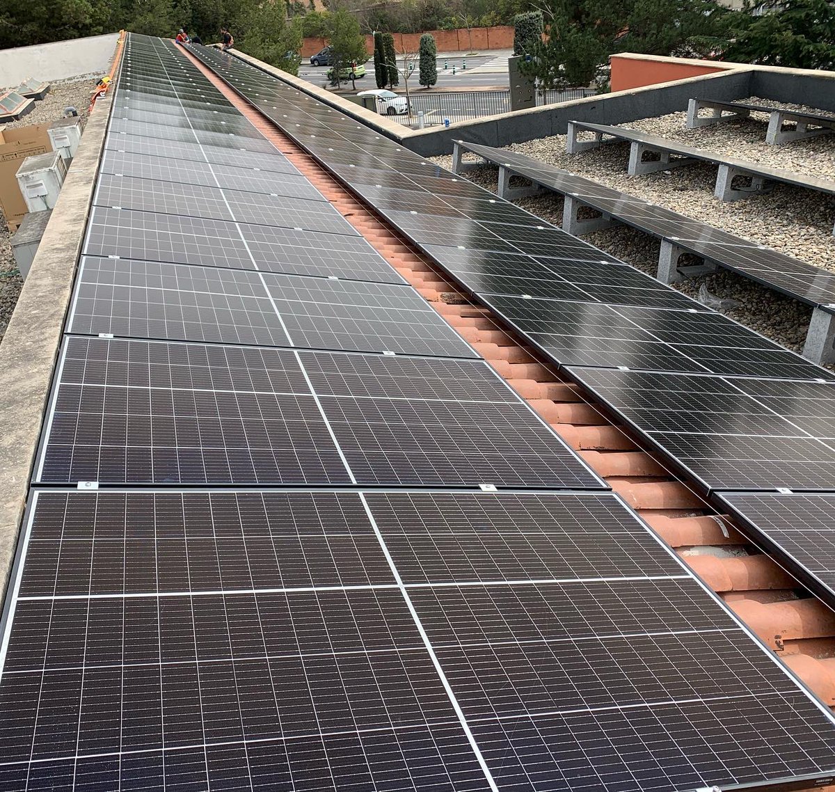 BiorenovablesA's tweet photo. Primera part de la ☀️Instal•lació fotovoltaica al Consorci Sociosanitari d’Igualada. 🌳🌻 #igualada #fotovoltaica #energia #solar @ajigualada https://t.co/YgpqWr3P8U
