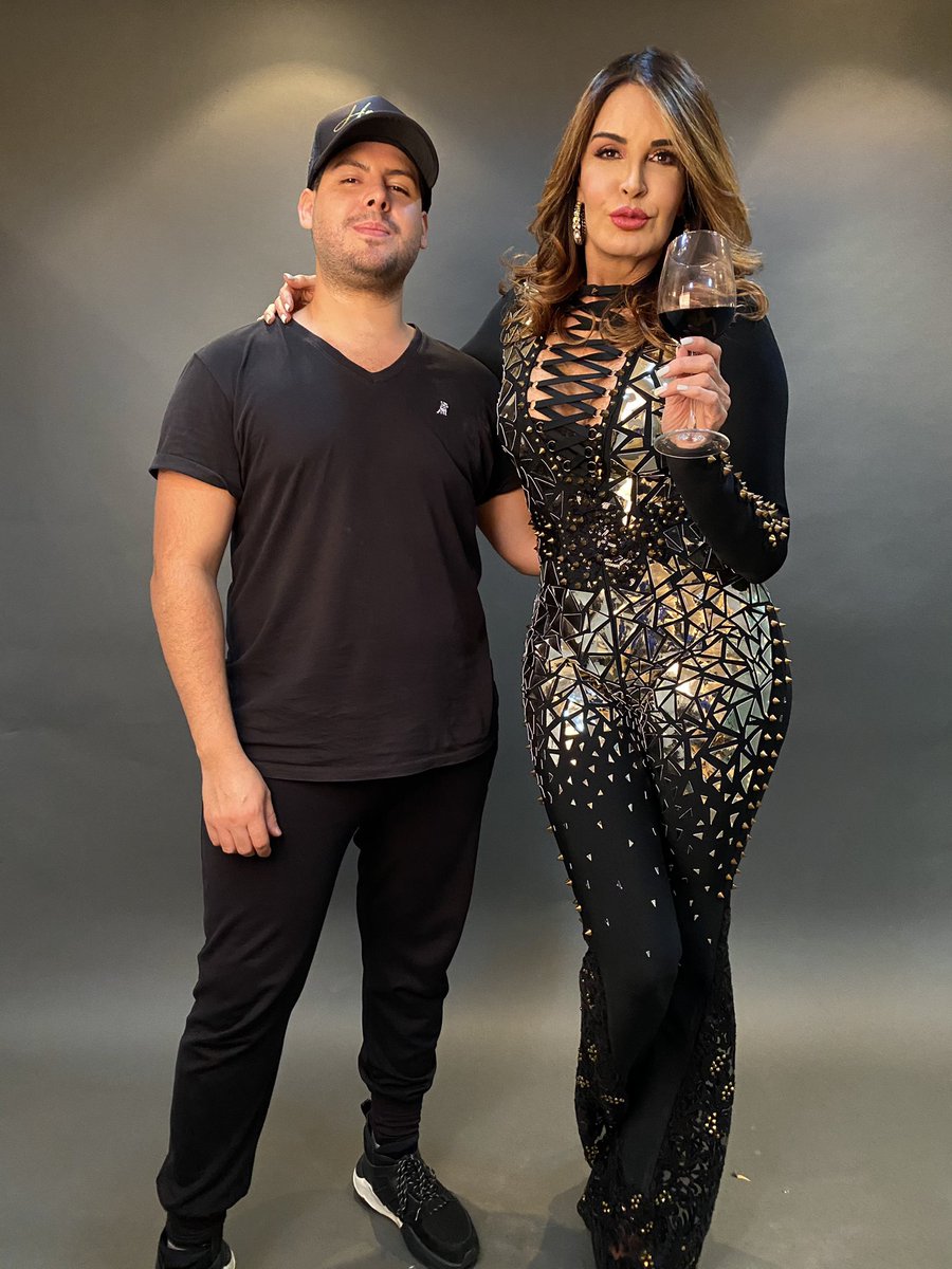 HamletVIP's tweet photo. Kiara es una DAMA, una digna venezolana que enorgullece a nuestro país y nos representa y representa todo lo bueno de nosotros… 

un placer conocerte, estar a tu lado y un completo orgullo vestirte. 

La tendencia amarillista sobre ella da de comer a muchos así que relajado https://t.co/YvqdpAaLUF