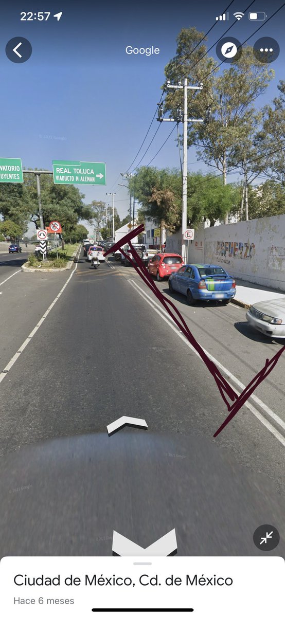 Boscoso_santafe's tweet photo. @lialimon Pues muy bonito y todo @lialimon pero por favor ordena el deshuesadero de Cristo Rey Justo afuera del #MP45 toda la lateral de alta tensión está forrado de autos chivados y patrullas en doble fila! Para cuando arreglas esto!? https://t.co/yCuhzqnZM0