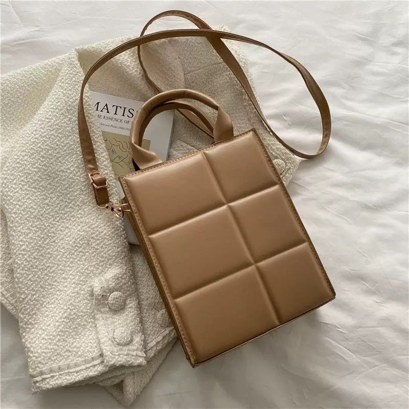loveleestore's tweet photo. Once i said, yangni cantik and minimalist, you haveee to buy it! 

Sesuai in any occasion dengan harga RM25 onlyh!! Worth it!! 🤩🤩 https://t.co/VxjwzqnW2F