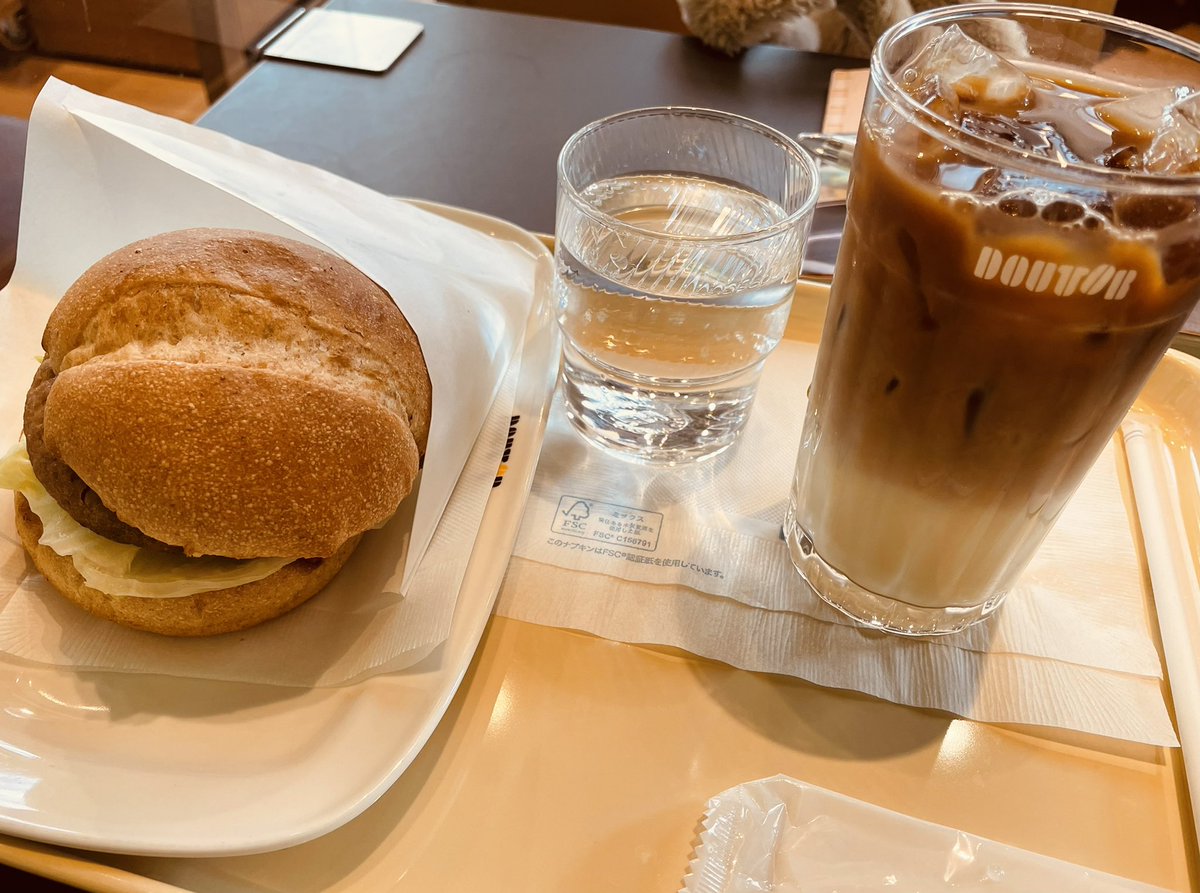 reycodot's tweet photo. 今日はドトールでランチしながらスケジュール調整🗓
大豆ミートおいし🍔 https://t.co/mdvN1ArIDQ