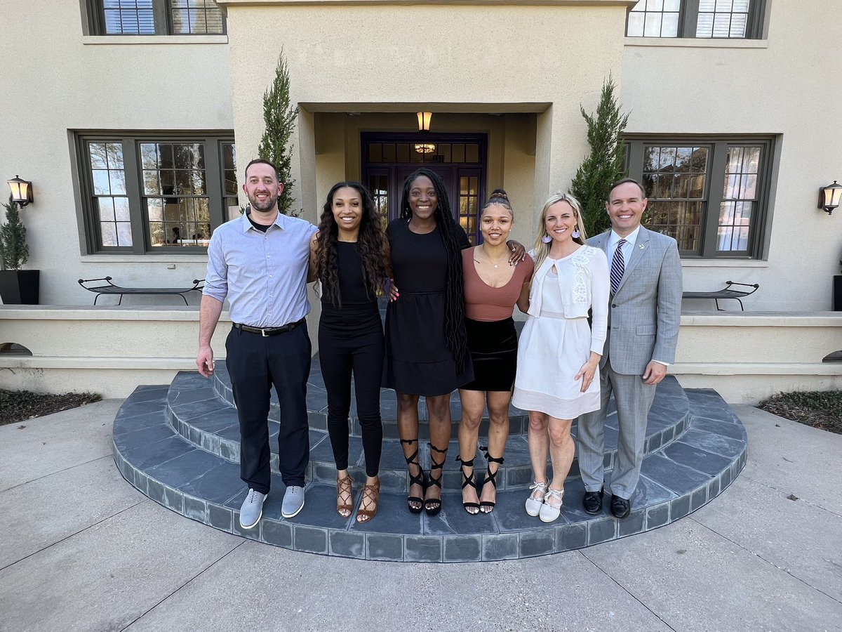 TarletonPrez's tweet photo. It’s always a pleasure hosting our @TarletonState senior campus leaders at the Trogdon House for lunch and dinner. Thank you for your outstanding service to our university! 🙏💜🎓 #ForeverBleedPurple https://t.co/gEbi7W4u98