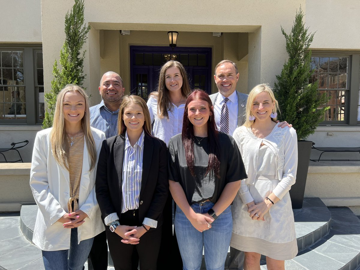 TarletonPrez's tweet photo. It’s always a pleasure hosting our @TarletonState senior campus leaders at the Trogdon House for lunch and dinner. Thank you for your outstanding service to our university! 🙏💜🎓 #ForeverBleedPurple https://t.co/gEbi7W4u98