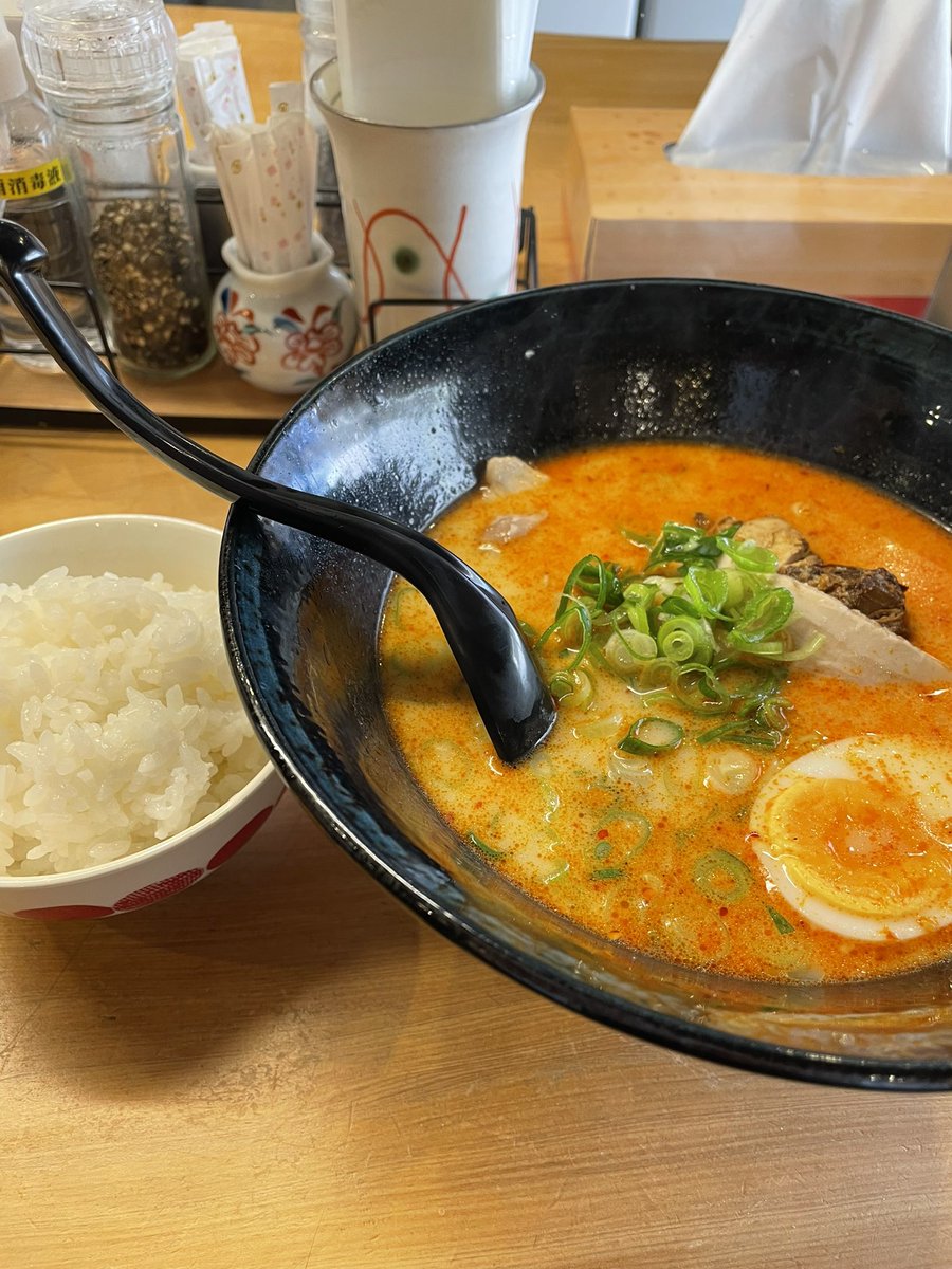YAS46793133's tweet photo. 今日の麺活🍜
まる万ラーメン♫
今回は赤の1辛をチョイス🧐
豚骨風味は辛味で消えてるが臭さがなくなり丁度いい辛さ😊麺は縮れ細麺なので、スープに上手く絡む。次回は硬めを頼んでみよ❗️
少し時間が出来たんで和歌山城へお散歩🚶しかし今日は良い天気だ☀️
#麺活
#和歌山ラーメン
#和歌山城 https://t.co/UawasjgbkB