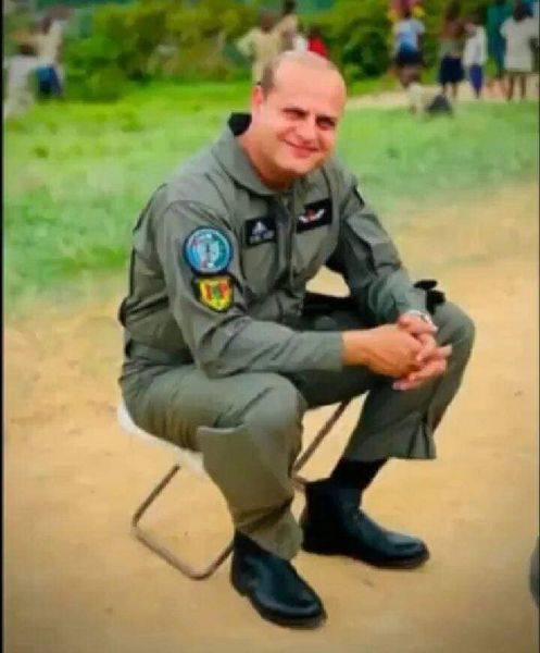 shamem123456's tweet photo. نا للہ وانا الیہ راجعون۔
یو این مشن میں کرنل آصف شہید ہوگئےشہید کرنل آصف کےجسد خاکی کا استقبال شہید باپ کی بیٹوں نے راستے میں پھول نچھاور کر کے کیا۔۔۔۔
یہ ہیں وہ عظیم باپ کی عظیم بیٹیاں
#_PAK_ARMY https://t.co/adEmdRwqCh