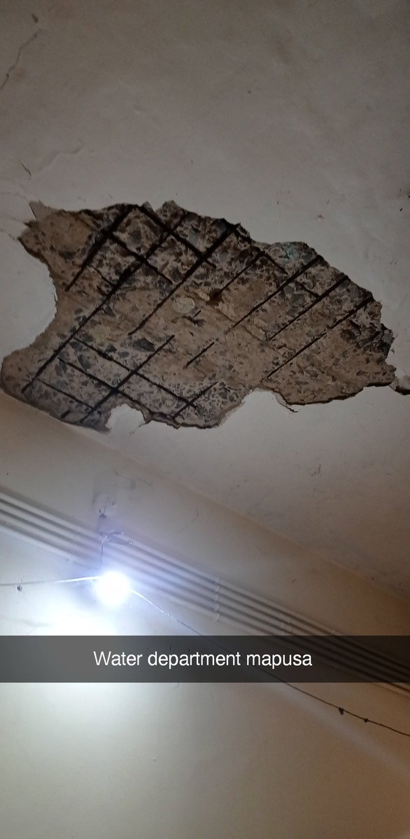 BenkarVishnu's tweet photo. Water department mapusa.
Repair kara its very dangerous 
@DrPramodPSawant .
nilesh cabral na dista on twitter. laksh gala on your office n people working in that office. It might collapse anytime. https://t.co/S0YIsxBuFd