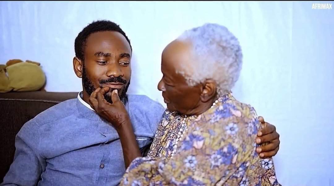 AdvoBarryRoux's tweet photo. 25yrs old Muyiwa is set to get married to his 85yrs girlfriend. Muyiwa who is head over heels in love with the woman said the way she treated him pushed him to love her. The woman who has 8 children &amp; 20 grandkids is the landlady of the apartment where Muyiwa &amp; his friend resides https://t.co/zWB65dugXu
