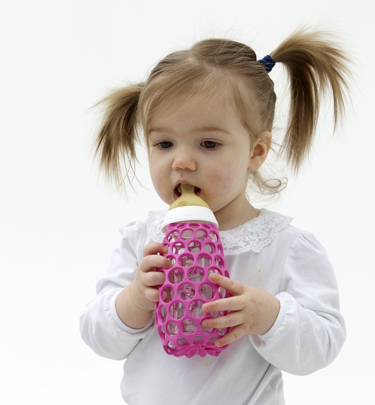 ベビーザらス公式 お手持ちの哺乳瓶を差し込むだけの 簡単装着 思わず触りたくなる ハニカムメッシュ構造 が 赤ちゃん の指先の感覚を刺激します 見る 持つ 飲むの動作を通して 自分で飲むチカラを育てます カラーは3色 T Co Ljnvec4fho