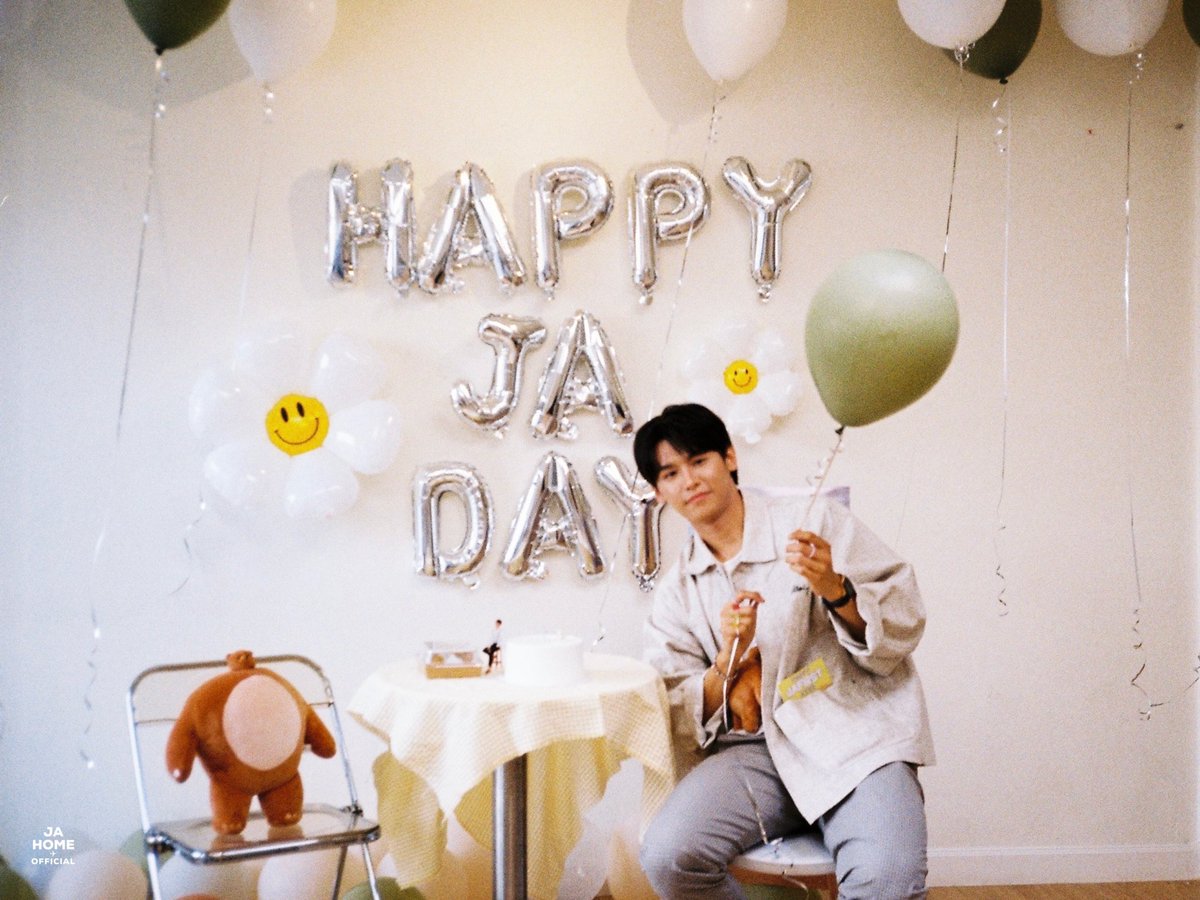 jabearbear's tweet photo. Happy Ja’s Day 🎉

— ปีนี้ก็เติบโตขึ้นอีกปีแล้วนะ ขอให้ปีนี้เป็นปีที่ดี ให้คุณเจอแต่สิ่งดีๆ ขอบคุณที่เกิดมาเป็นส่วนหนึ่งในความสุข ในรอยยิ้มของเราม��กๆ
Wishing a happiness to the best person I've ever met in this world.

˚ ꒰you deserve all the love ꒱ ◞

#TEDDYJATurn24 https://t.co/F0CltEiqEQ