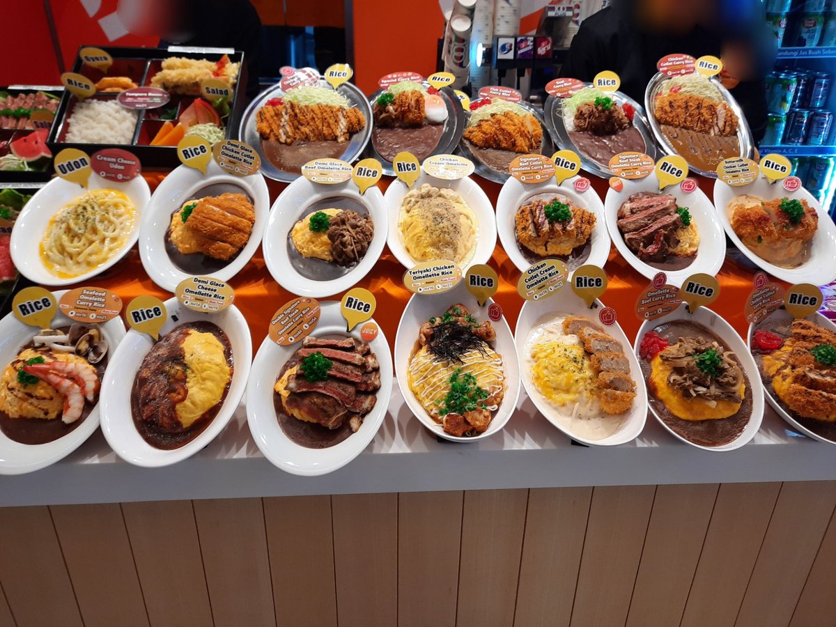 MEOinANOTHERSKY's tweet photo. スリアのフードコートにある
Ken-chan Curryの食品サンプルが
スゴイ‼️
お金かけてるなー👀
日本でもこんなにたくさんの
食品サンプルを置いてるお店って
あまりないよね❓
ローカルの人にとっては
とっても分かりやすくて⭕
思わずチキンカツカレー＆味噌汁を
注文しちゃいましたー‼️ https://t.co/0avQKGGbmG