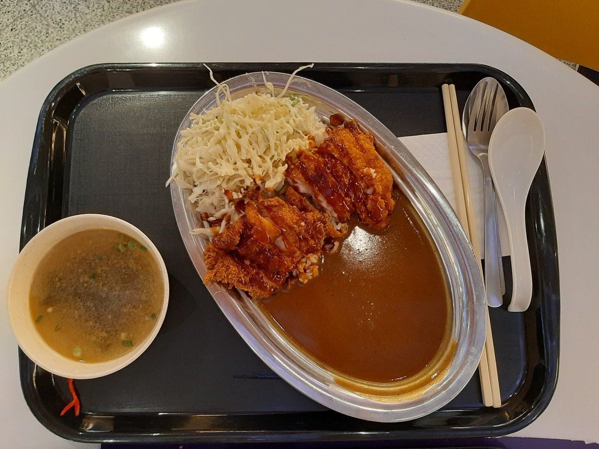 MEOinANOTHERSKY's tweet photo. スリアのフードコートにある
Ken-chan Curryの食品サンプルが
スゴイ‼️
お金かけてるなー👀
日本でもこんなにたくさんの
食品サンプルを置いてるお店って
あまりないよね❓
ローカルの人にとっては
とっても分かりやすくて⭕
思わずチキンカツカレー＆味噌汁を
注文しちゃいましたー‼️ https://t.co/0avQKGGbmG