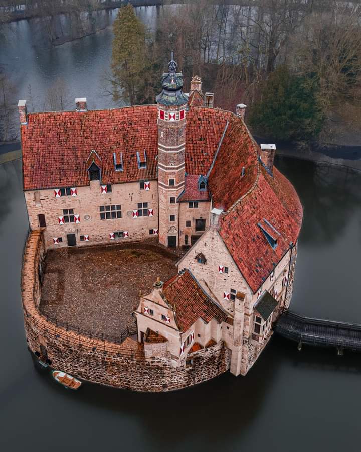10000BC8's tweet photo. Vischering Castle, Germany
#10000BC8 https://t.co/nPXYmU5QK8